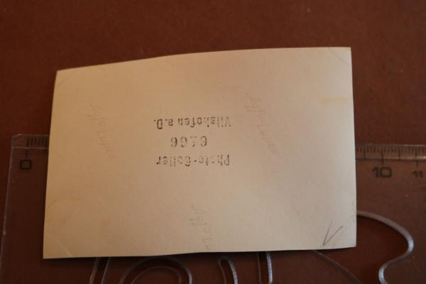 Portrait eines R.A.D. Mannes vor großen HK-Schild - Vilshofen ?